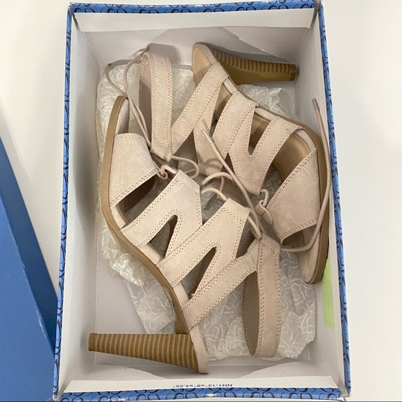 Lace up Vera Wang heels - Picture 2 of 4